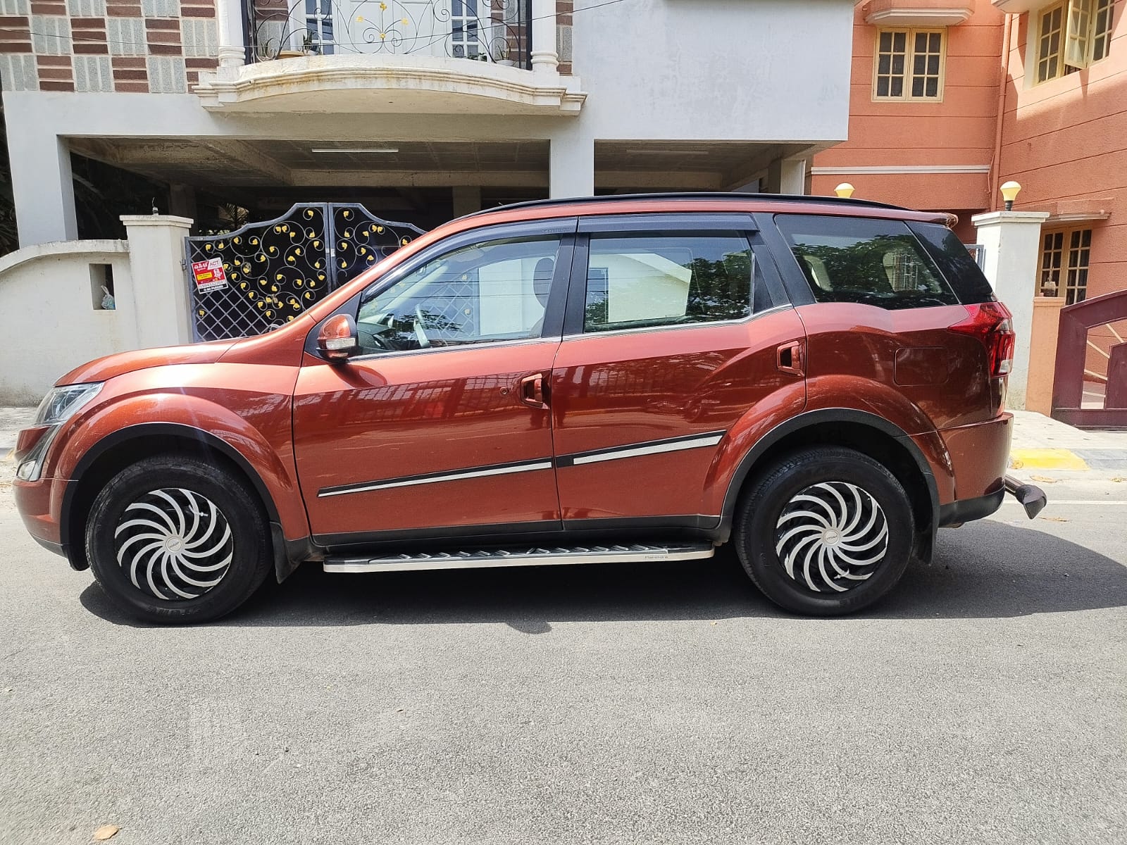 2019 Mahindra XUV500 W7 AT BS IV