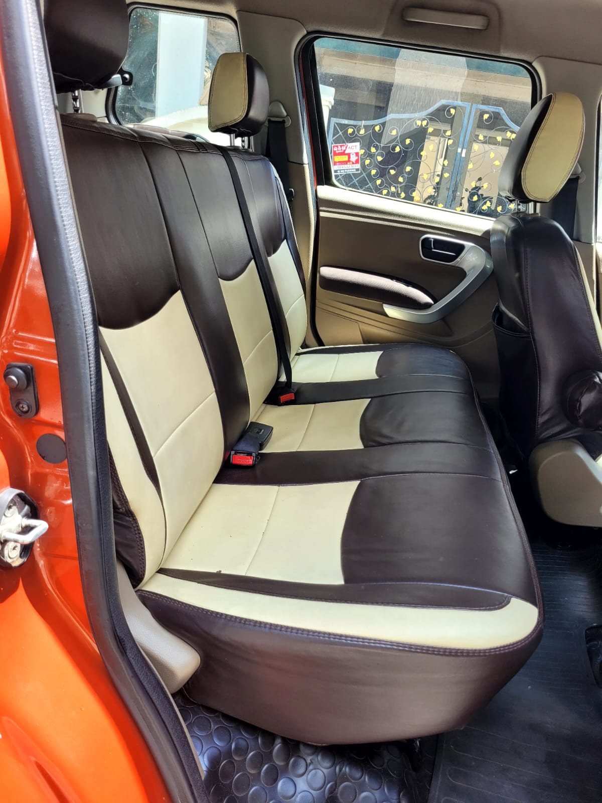 2017 Mahindra TUV300 T8