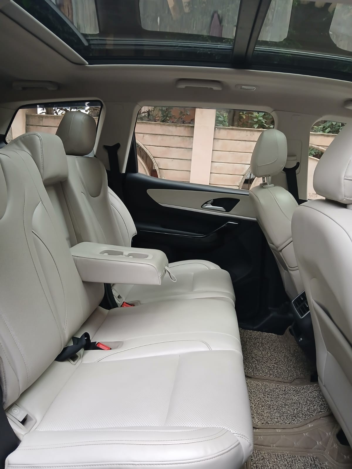 2022 Mahindra XUV700 AX7 AT Luxury Diesel 7 STR