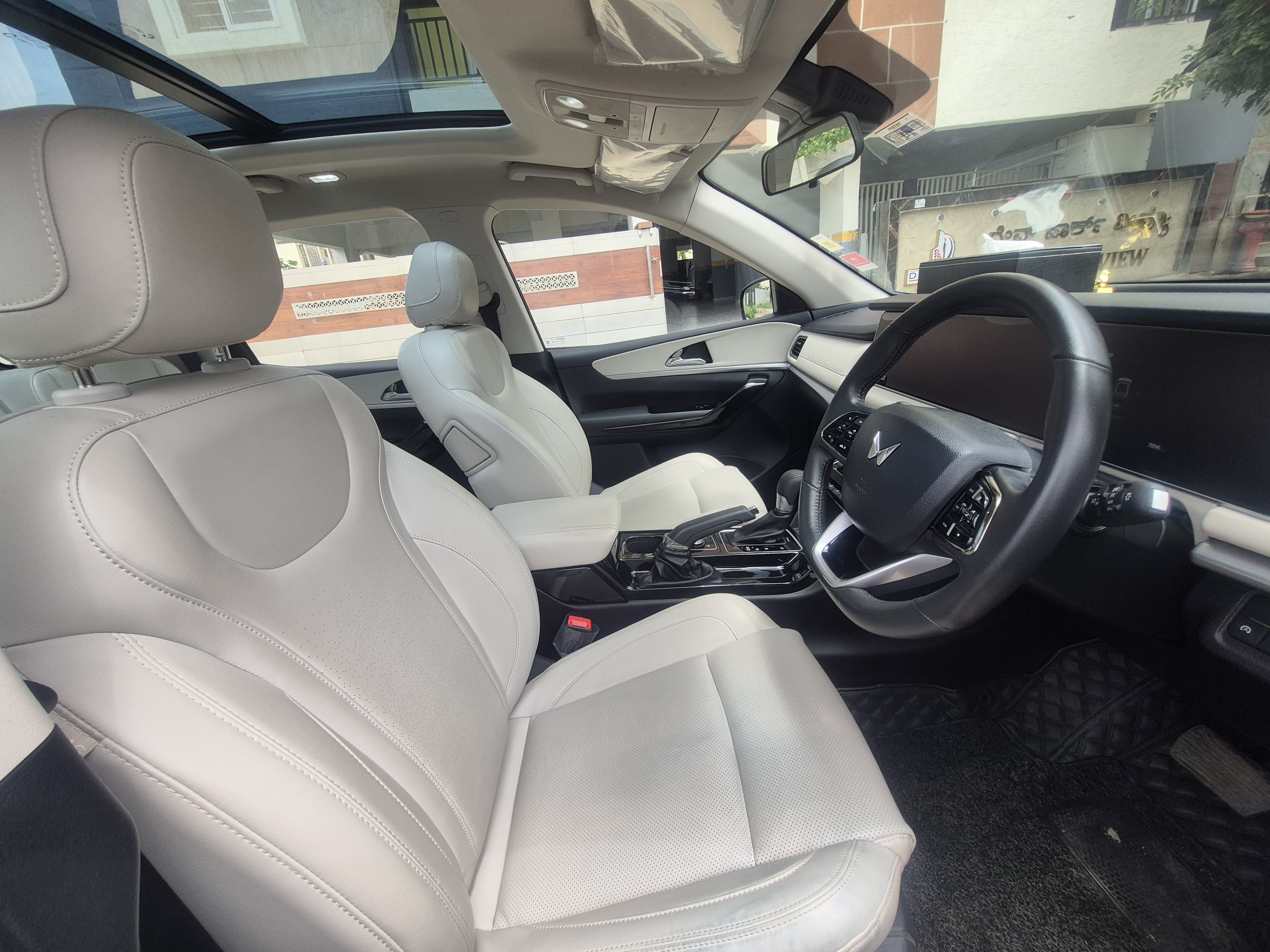 2024 Mahindra XUV700 AX7 AT Petrol 7 STR