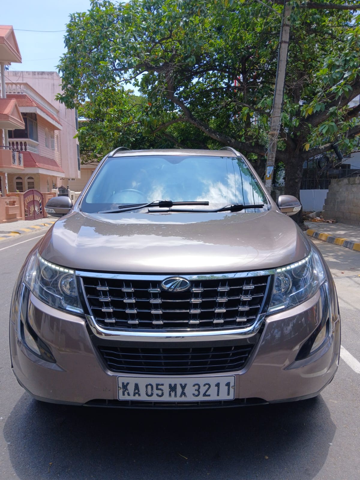2018 Mahindra XUV500 W11