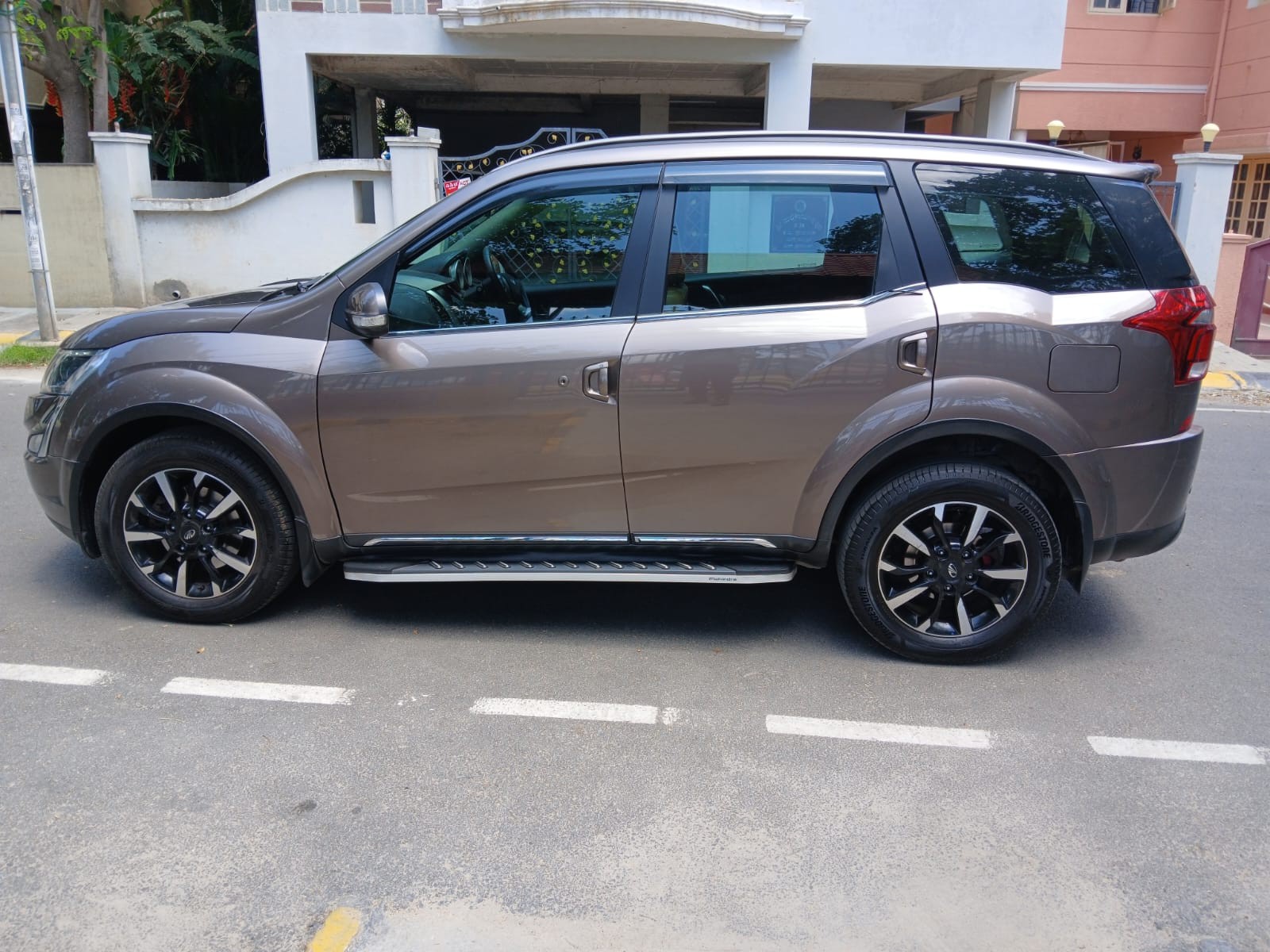 2018 Mahindra XUV500 W11