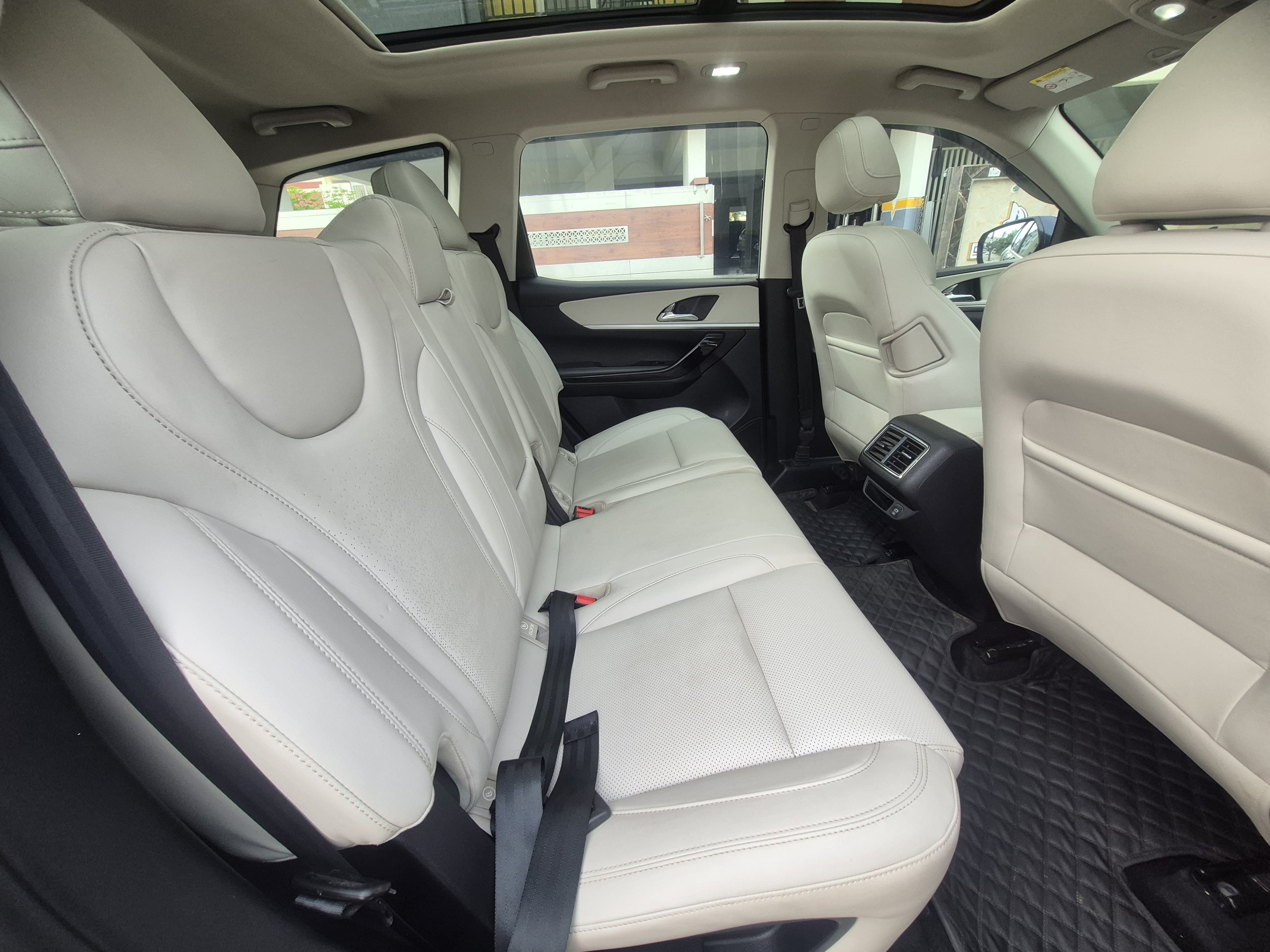 2024 Mahindra XUV700 AX7 MT Petrol 7 STR