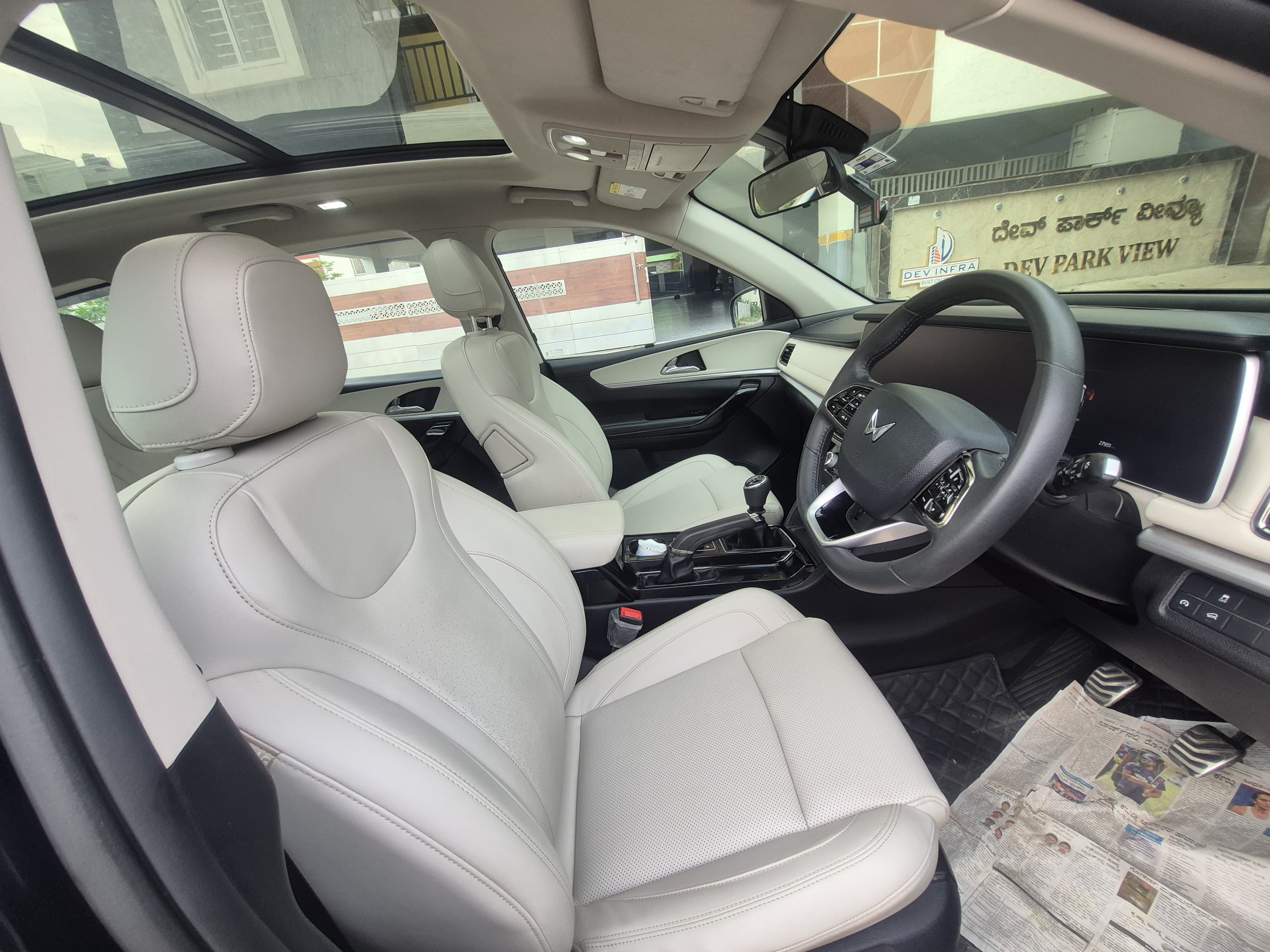 2024 Mahindra XUV700 AX7 MT Petrol 7 STR